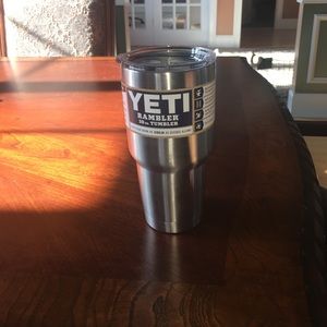 Yeti 30 oz Rambler Tumbler with lid