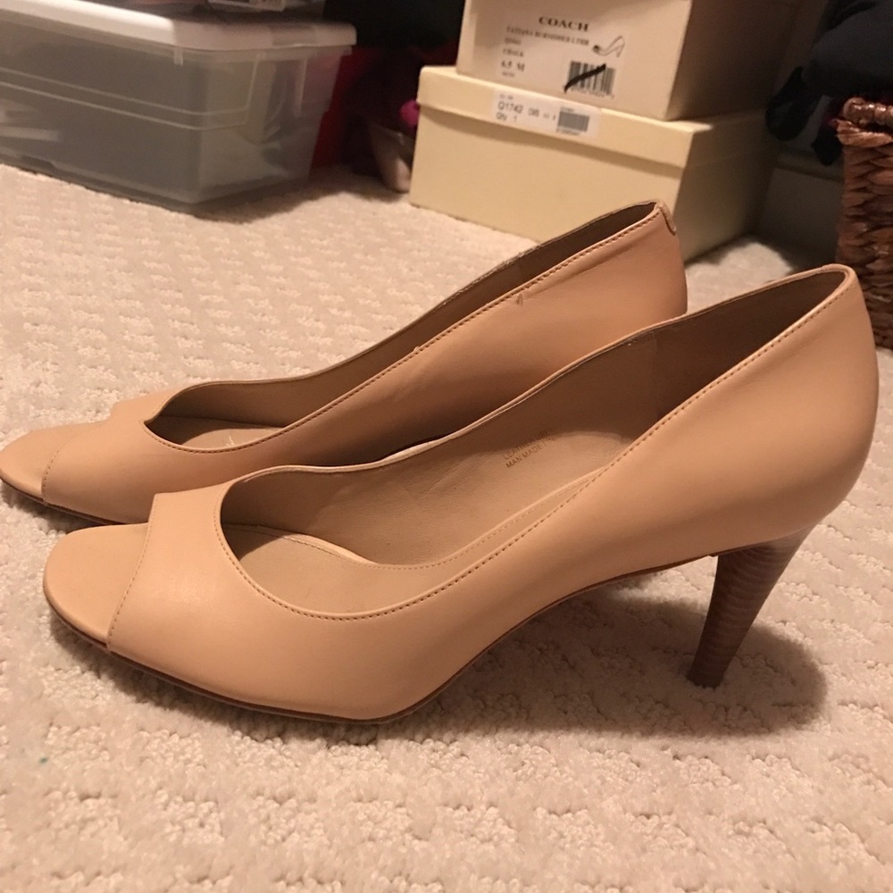 Via Spiga Tan peep toe 2.5 inch heels size 7