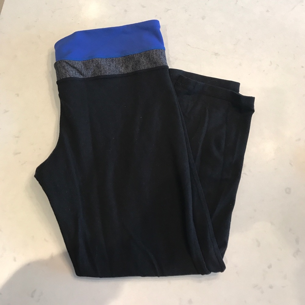 Super cute Lululemon reversible crop pants