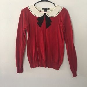 Printed collar and bow sweater.