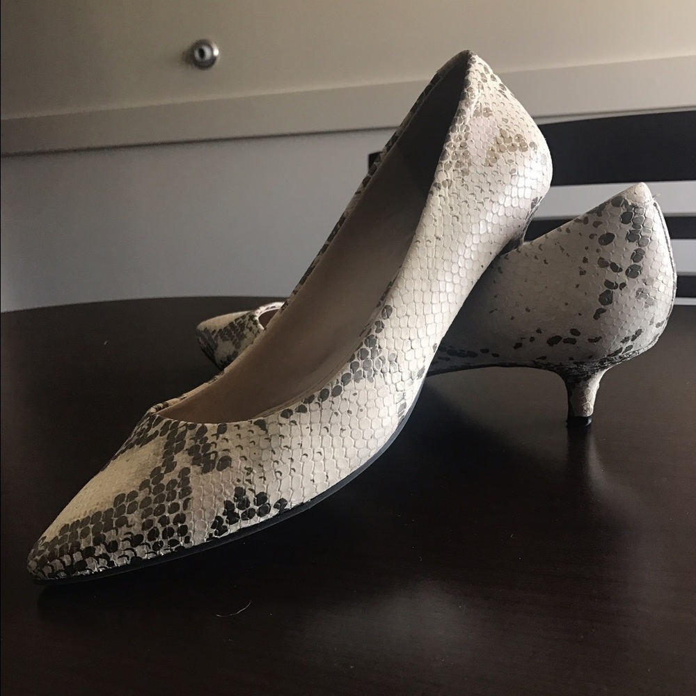 ✨SOLD✨Vince Camuto kitten heel, size 8.5 or 9