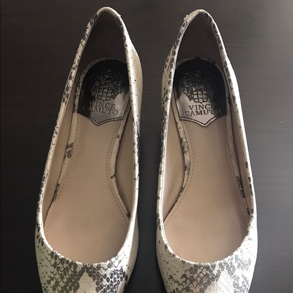 ✨SOLD✨Vince Camuto kitten heel, size 8.5 or 9 - Picture 2 of 4