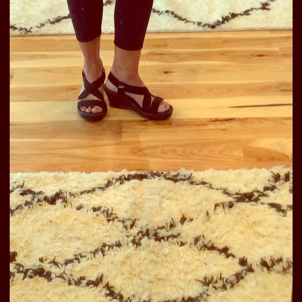 Sandals/ comfortable sketchers