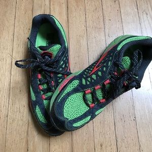 Cascadia trail sneakers