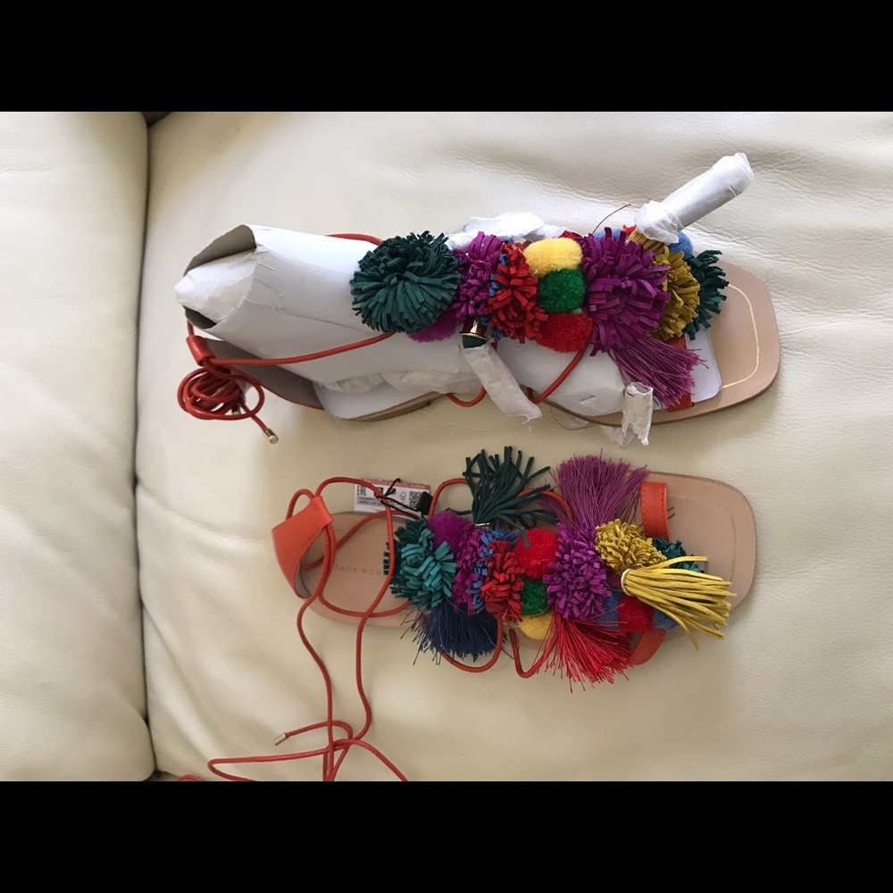 ๐๐SOLD!!! ๐๐๐Zara Pom Pom Sandals Sz. 36 NWT - Picture 2 of 4