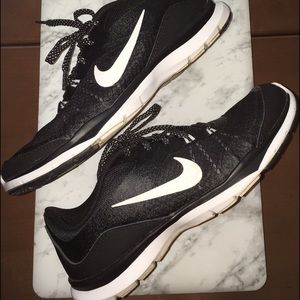 Black and White Nike Flex TR 5's