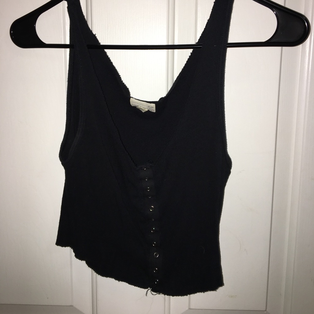 BLACK BUTTON DOWN CROP TANK