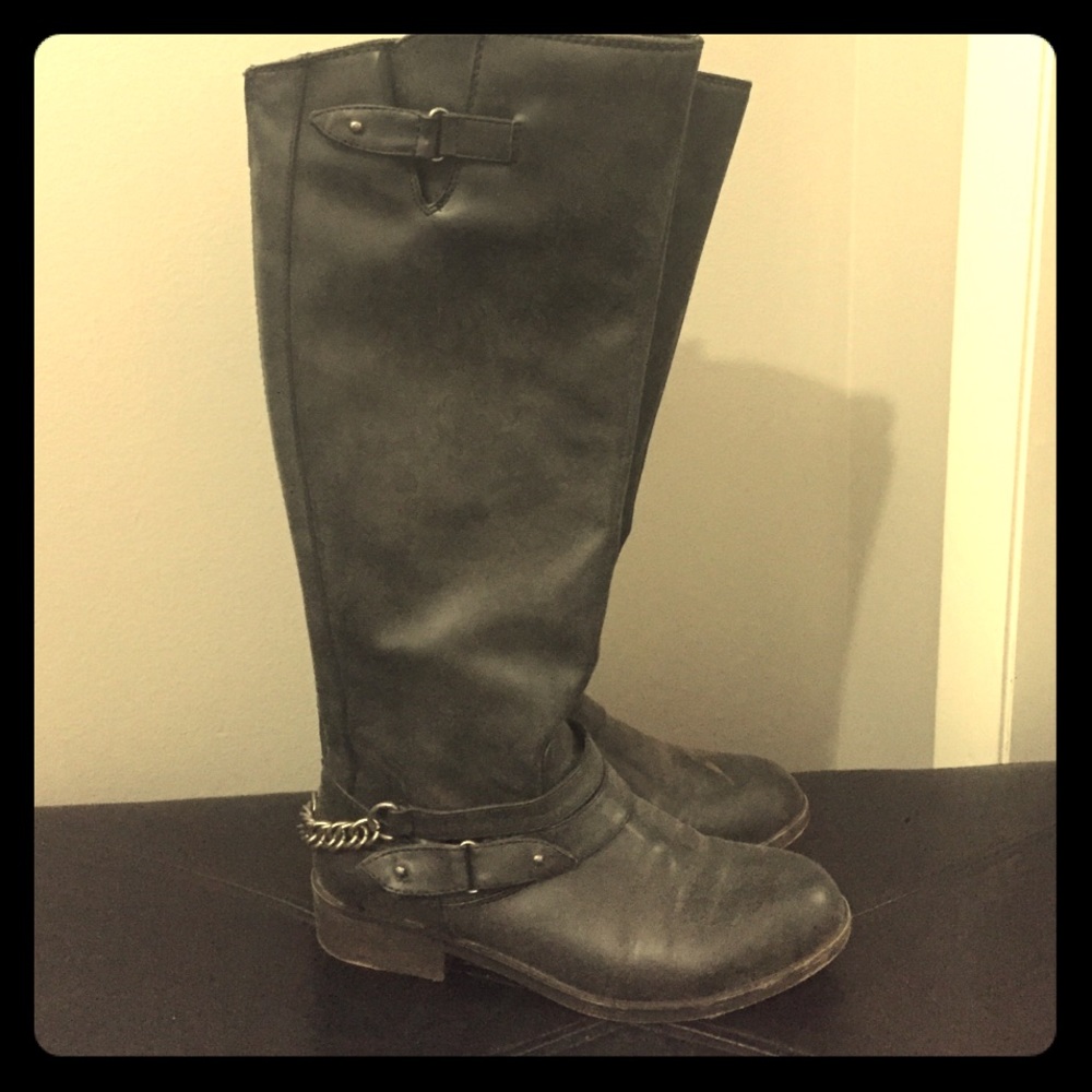 Gray boots with blue detail