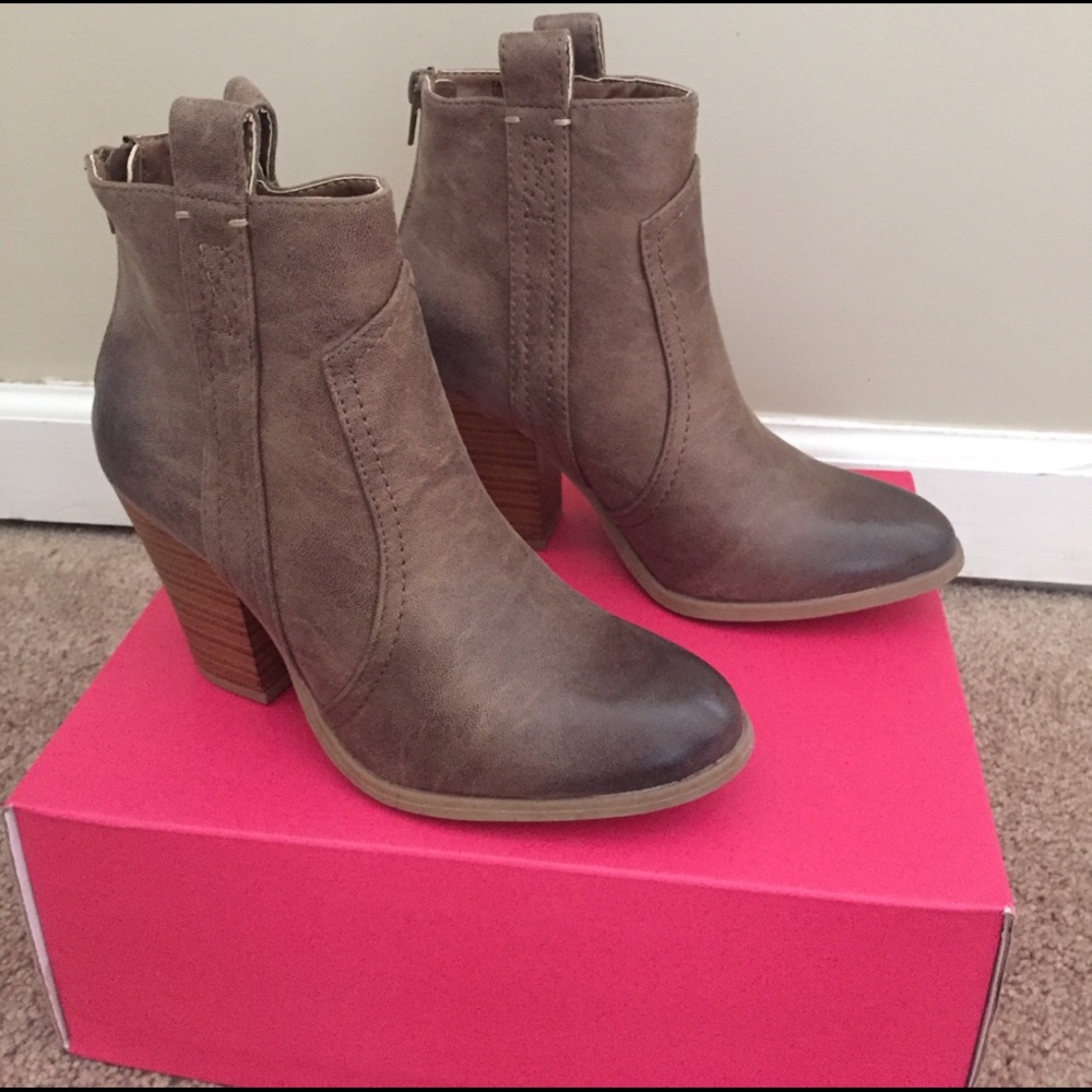 Brand new in box JustFab taupe Tarynn booties!