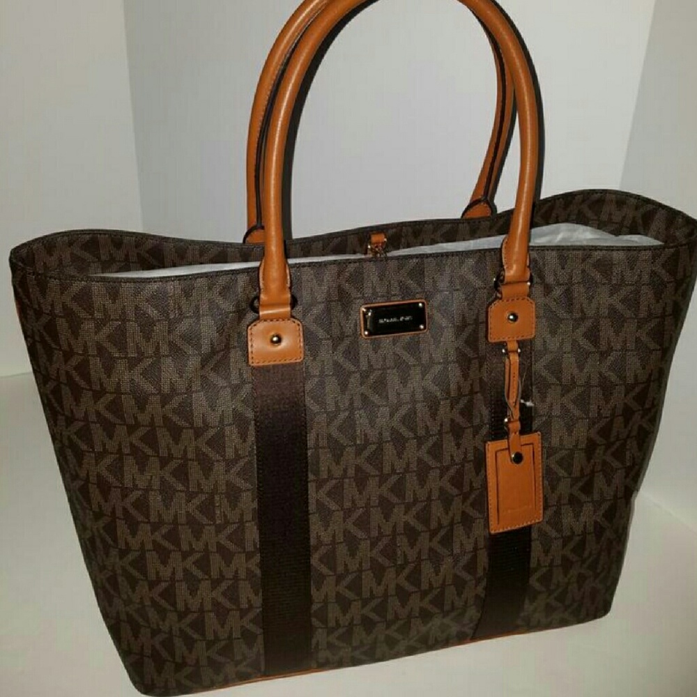 ***SOLD****  Michael kors Purse / Travel bag