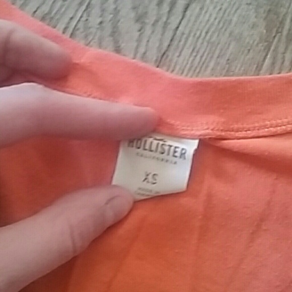 ❌SOLD on Ⓜ️❌ Hollister V-neck - Picture 2 of 3