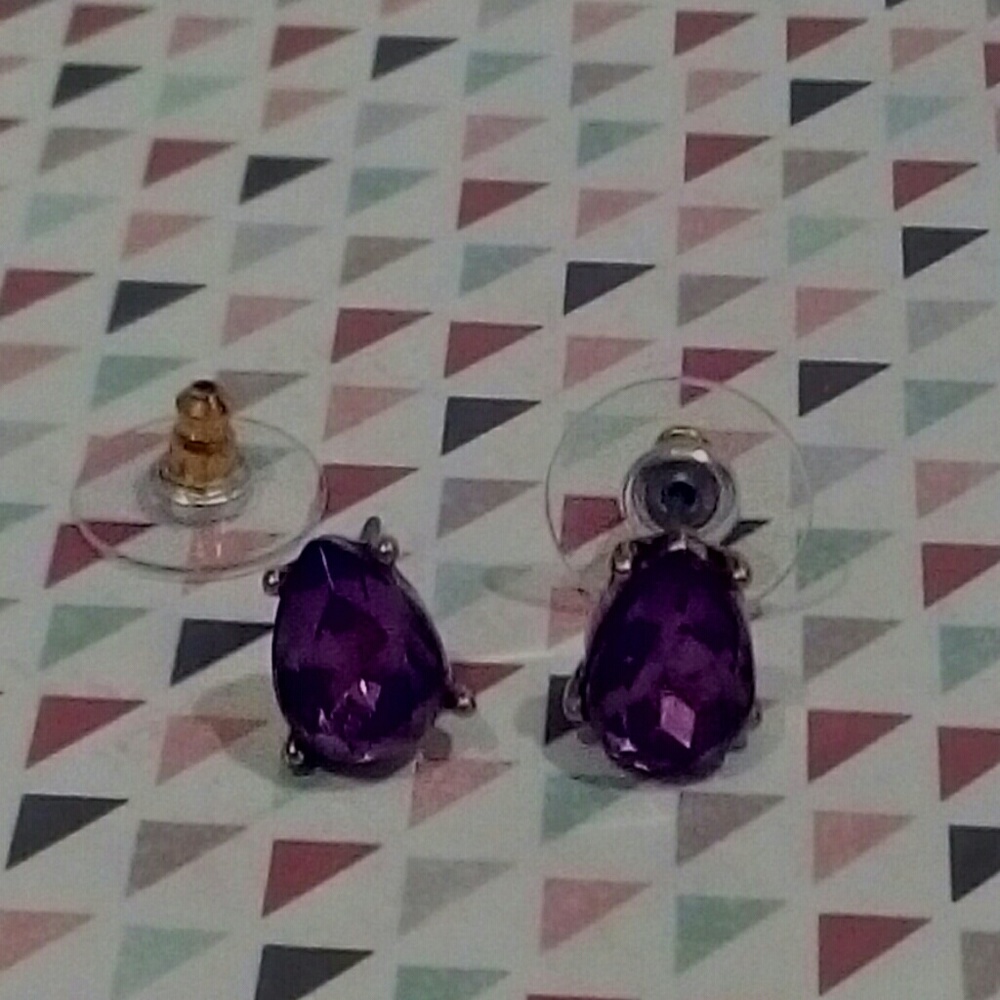 Simple purple studs - Picture 2 of 2