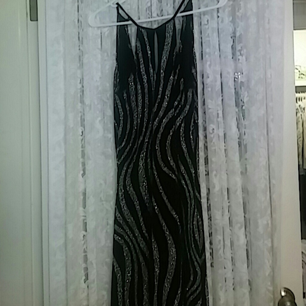 Stunning dress for cruise , prom, many uses !