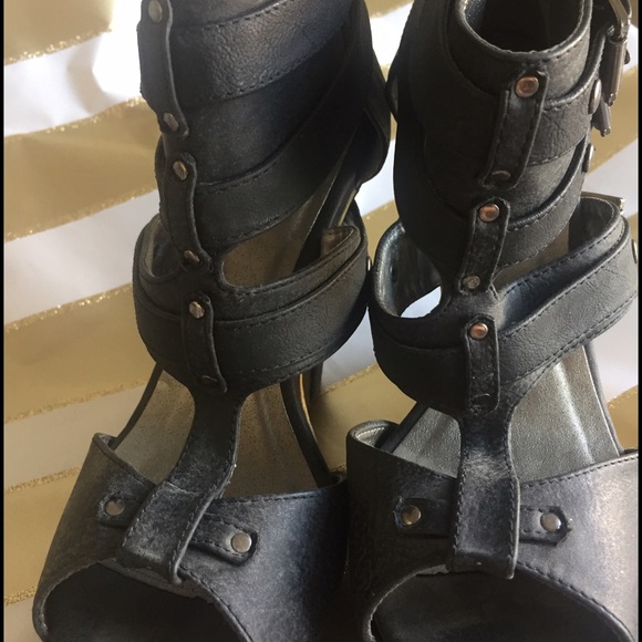 Stylish Black Qupid wedges with straps & buckles - Picture 2 of 4