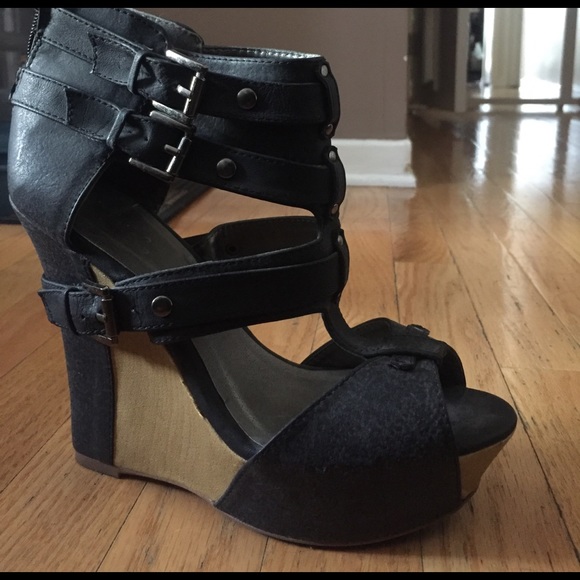 Stylish Black Qupid wedges with straps & buckles - Picture 3 of 4