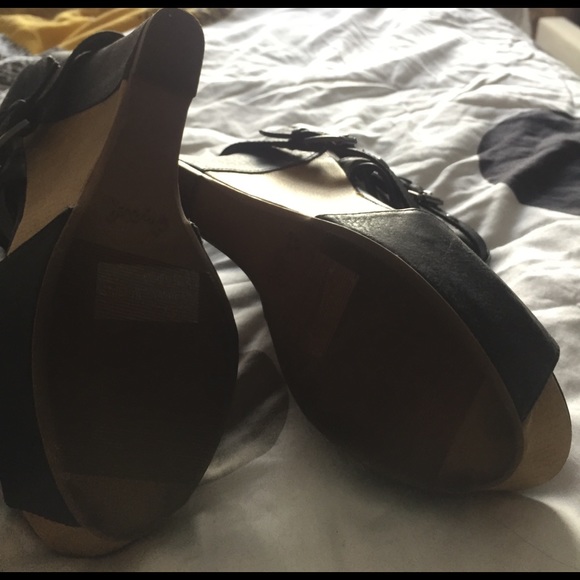 Stylish Black Qupid wedges with straps & buckles - Picture 4 of 4