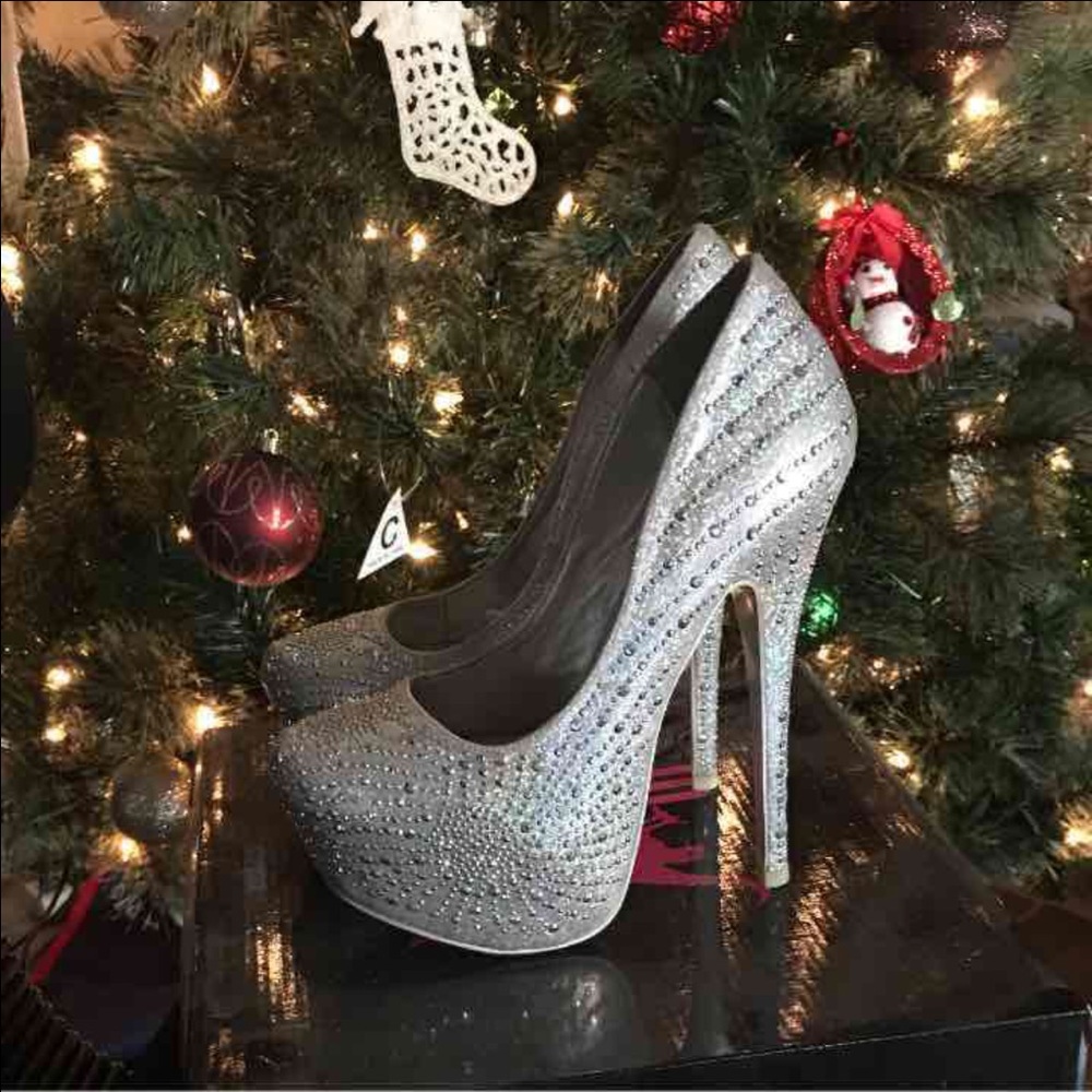 ‼️SOLD ON MERCARI‼️Halo graphic heels