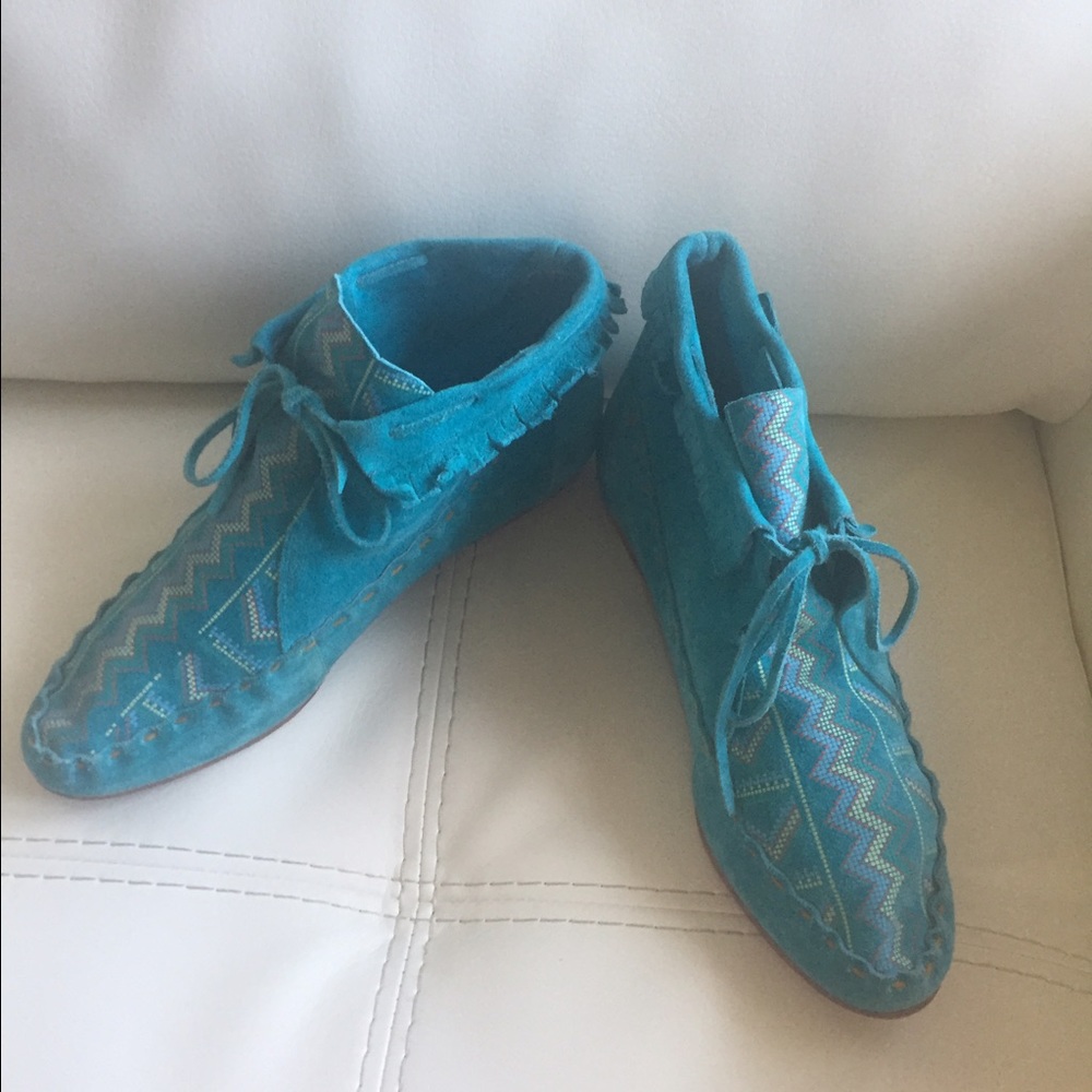 Gorgeous Turquoise Suede moccasin boots in a S 10