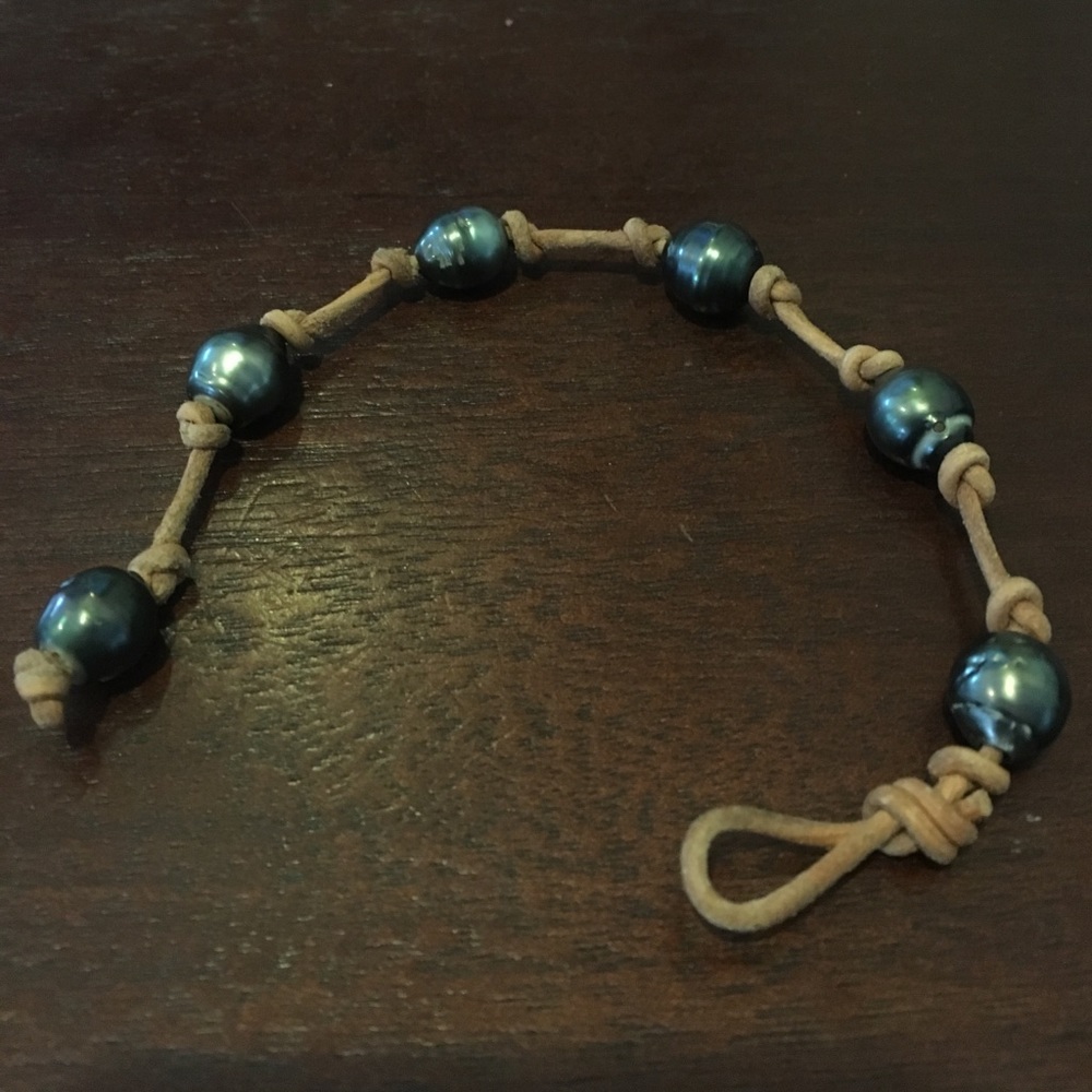 Tahitian pearl and leather bracelet