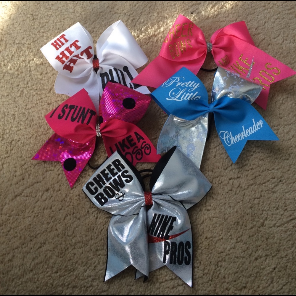 ON SALE💕🎉🎉Bundle of Cheer Bows