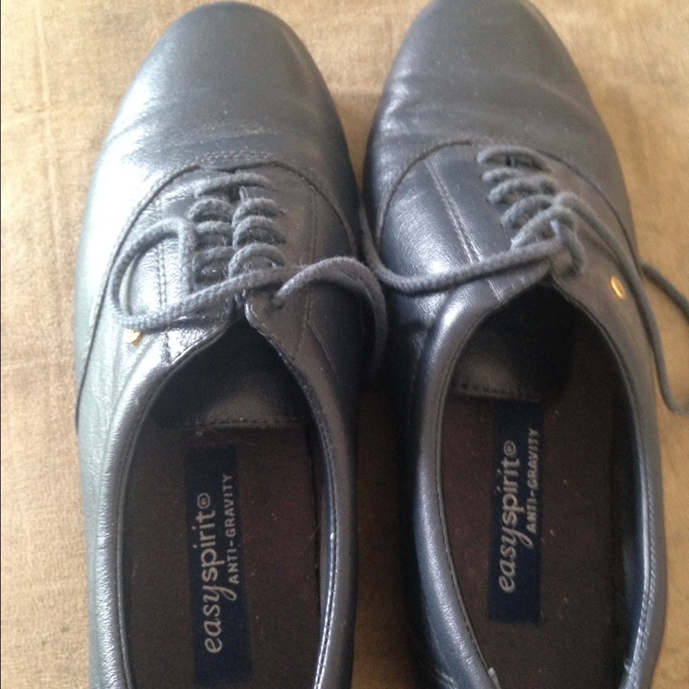 Size 7.5 easy  spirit anti gravity shoes
