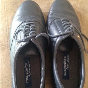 Size 7.5 easy  spirit anti gravity shoes