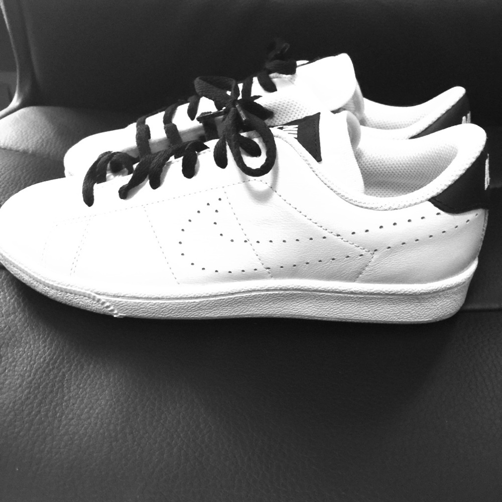 Brand new Nike white/black leather shoes SZ7