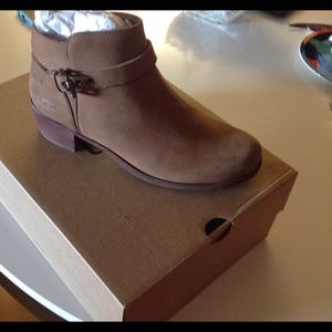 UGG Booties. Bellamy. Taupe..