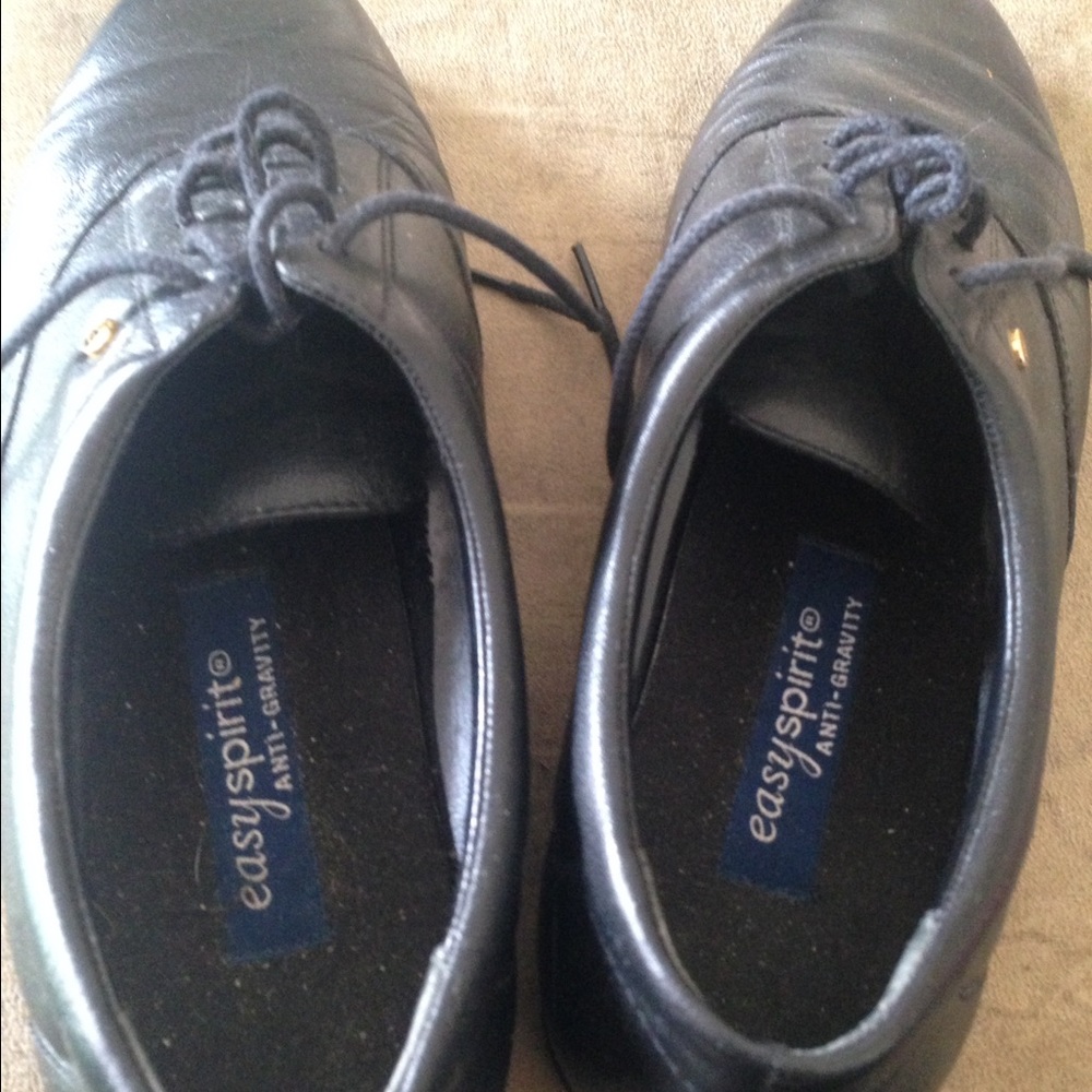 Size 7.5 easy  spirit anti gravity shoes