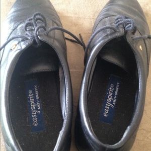 Size 7.5 easy  spirit anti gravity shoes