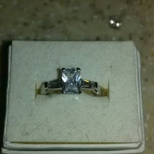Beautiful rhodium plated cz engagement ring