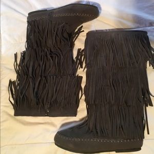 Fringe grey boots