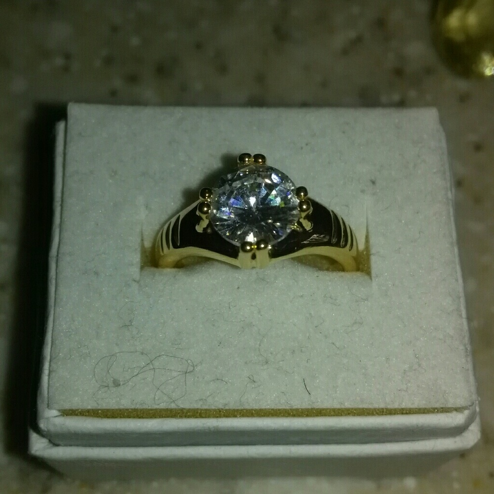 Beautiful rhodium gold over .925 silver cz ring