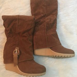 Brown suede Women boots. With heel.