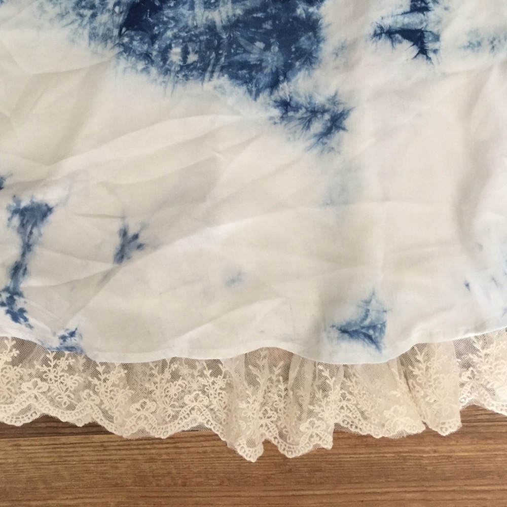 🆕Blue/White Tye Dye Razor Back Tank w Lace Bottom - Picture 2 of 4