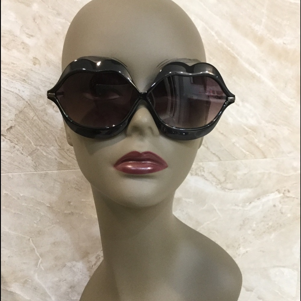 LAST ONE🎉Vintage lip shape sunnies