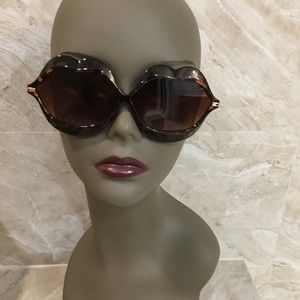 LAST ONE!!! oversize lip shape leopard sunnies