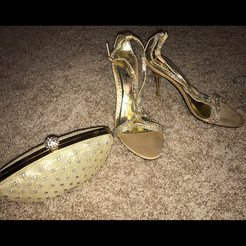 Pretty Dress shoes and matching clutch!!