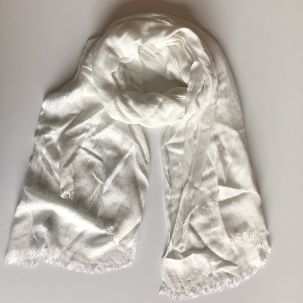 ❌ SOLD ❌ White soft scarf