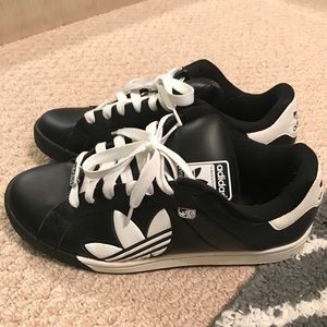 Men's Adidas tennis shoes