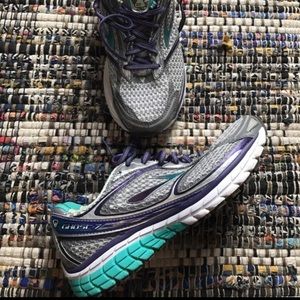 Womens Brooks Tennis Shoes Size 10