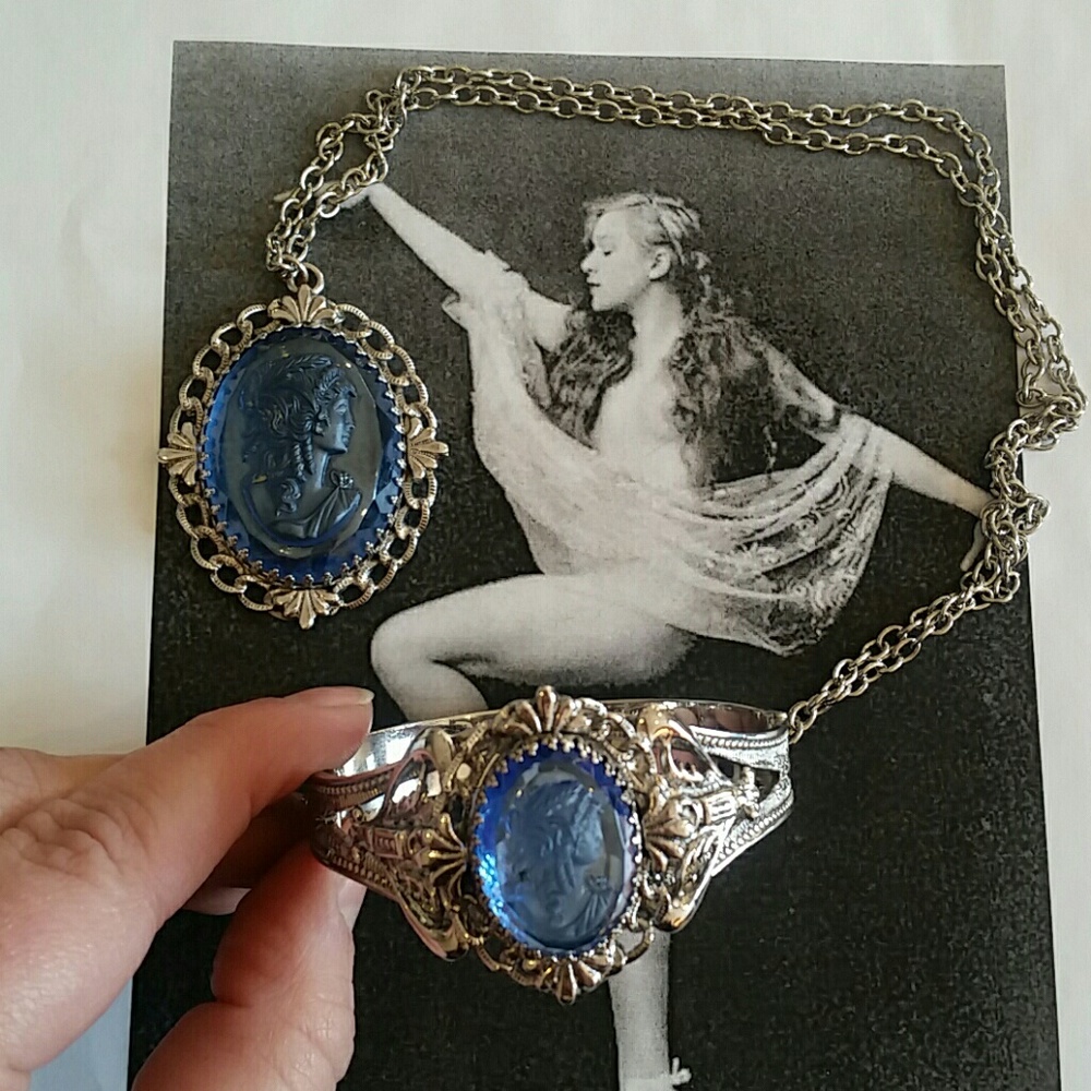 H/P Vintage Whiting & Davis blue glass cameo set - Picture 1 of 8