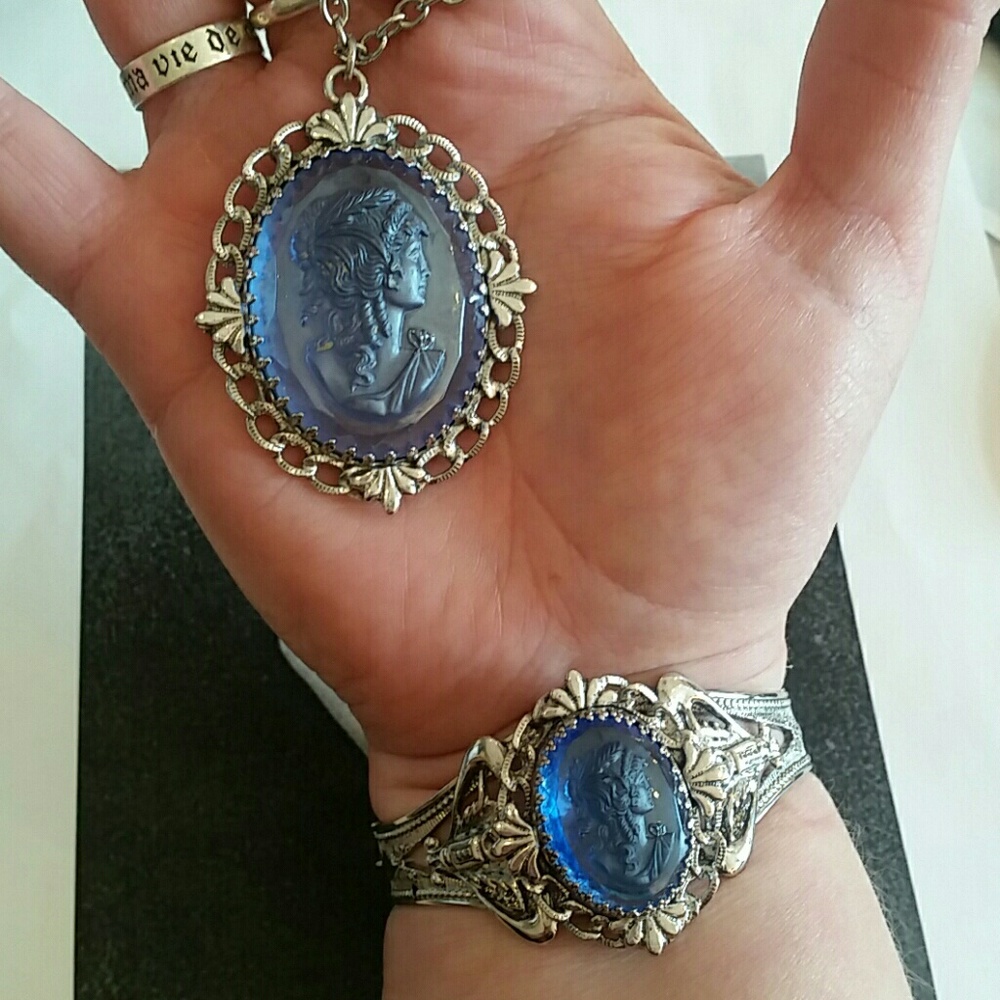 H/P Vintage Whiting & Davis blue glass cameo set - Picture 2 of 8