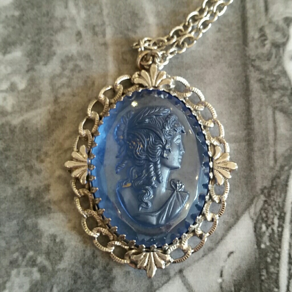 H/P Vintage Whiting & Davis blue glass cameo set - Picture 3 of 8