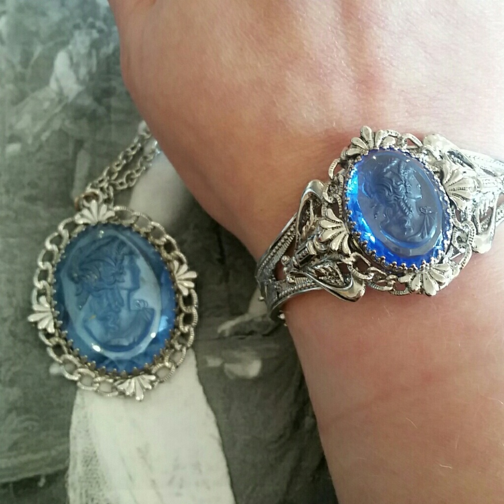 H/P Vintage Whiting & Davis blue glass cameo set - Picture 4 of 8