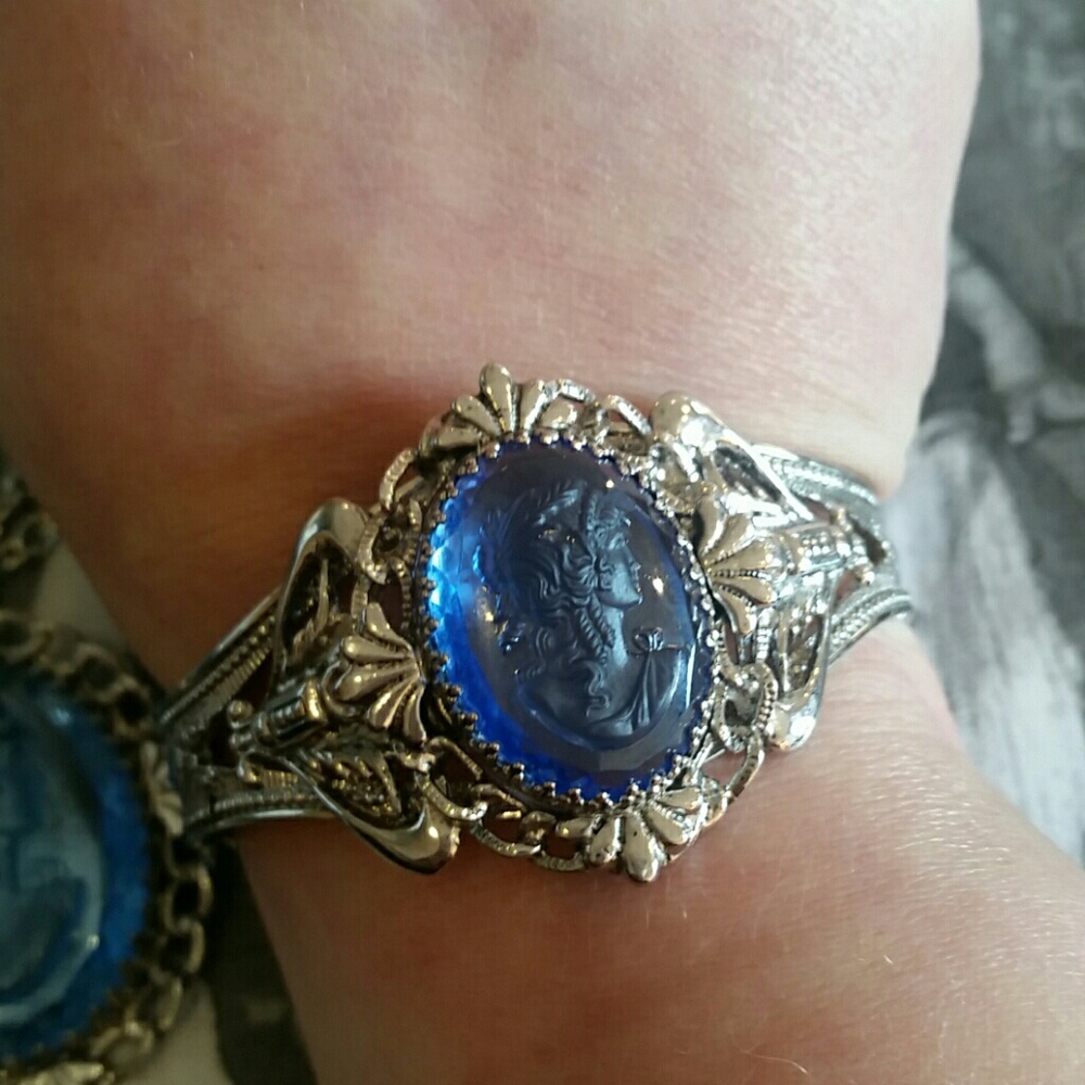 H/P Vintage Whiting & Davis blue glass cameo set - Picture 5 of 8