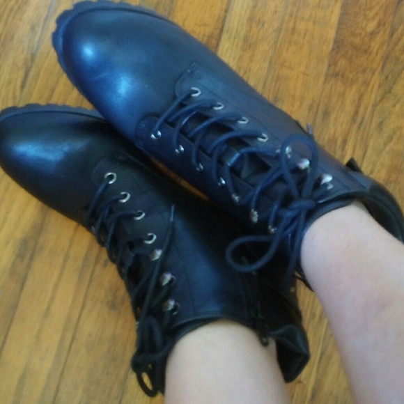 🚫SOLD🚫Black Lace-Up Booties - Picture 4 of 4