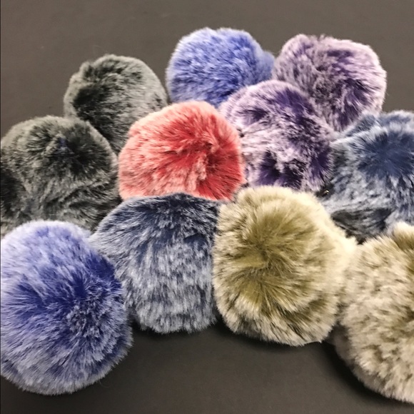 Pom Pom keychain - Picture 2 of 2