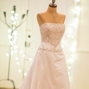 New Michaelangelo size 4 gown