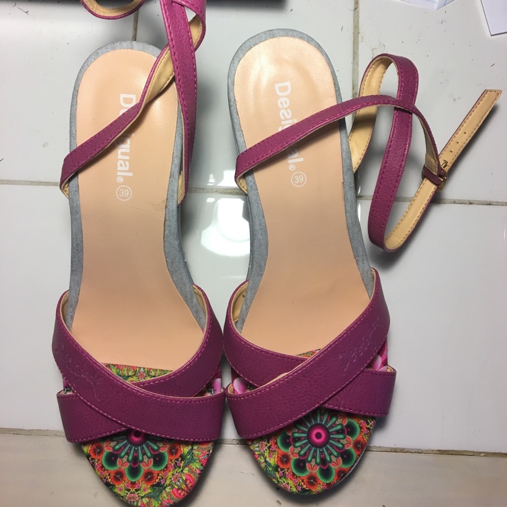 Desigual low heeled shoes in size 39.